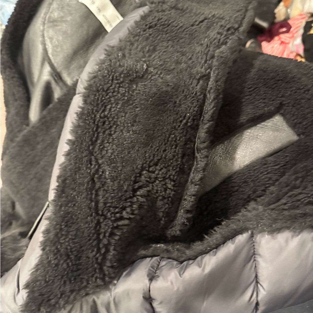 Barely worn shoreditch ski jacket trimmed with shearling in black